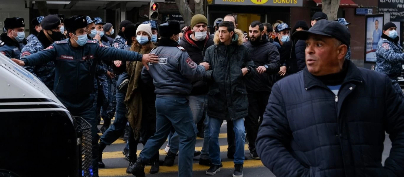 Αρμενία: Οι μαζικές κινητοποιήσεις και διαδηλώσεις κατά του Πασινιάν - Έστησε σκηνές η αντιπολίτευση (βίντεο)